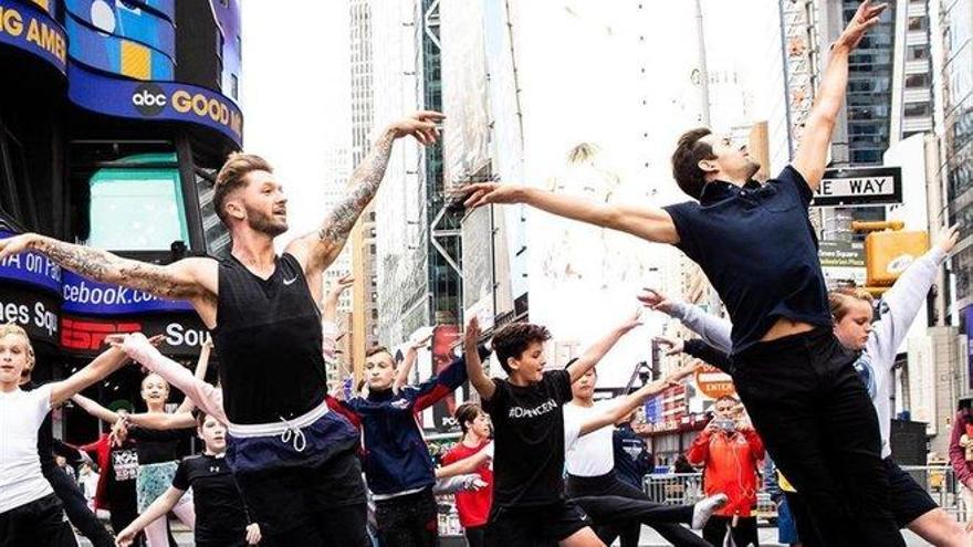 300 bailarines toman Times Square para defender las clases de ballet del príncipe Jorge
