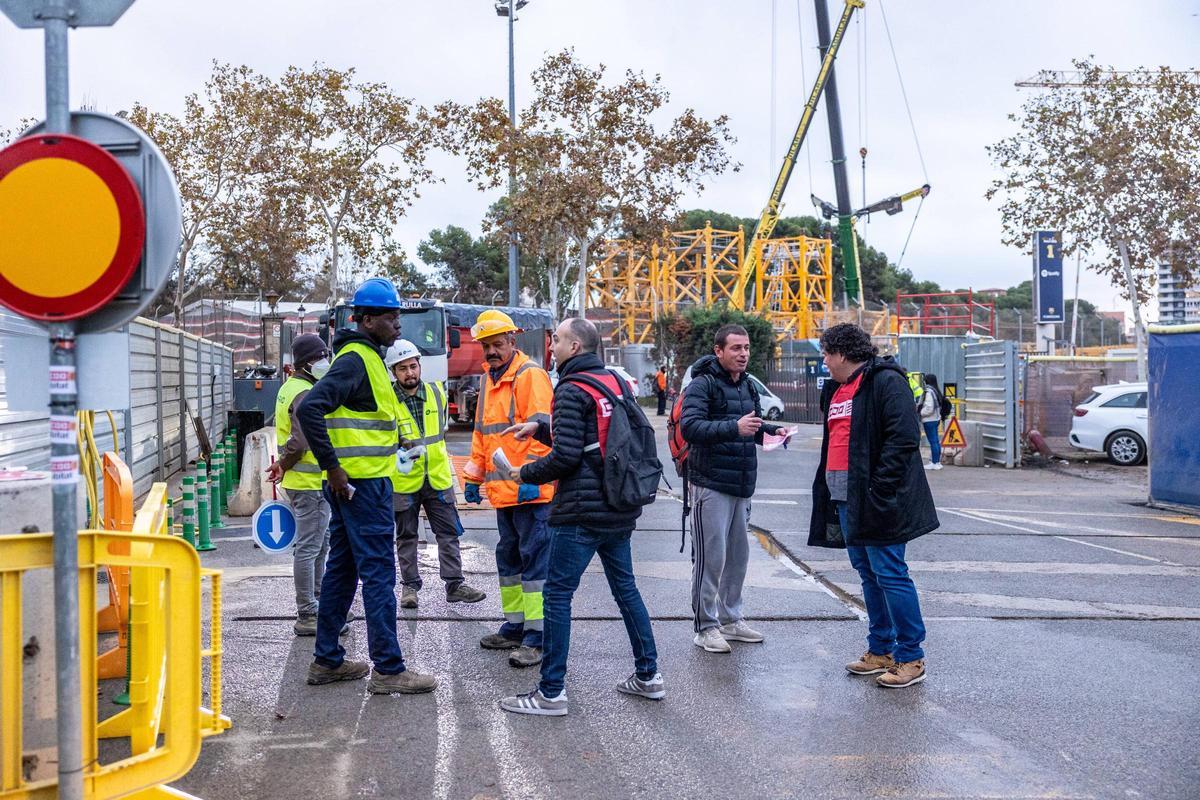 Los sindicatos van al Camp Nou a asesorar a los trabajadores de las obras