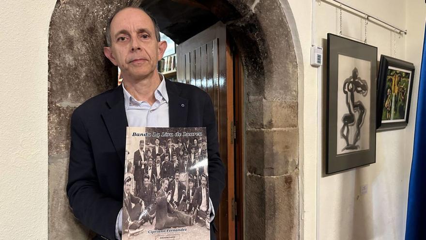 Cipriano Fernández, con su último libro, en la biblioteca de Luarca. | A. M. SERRANO