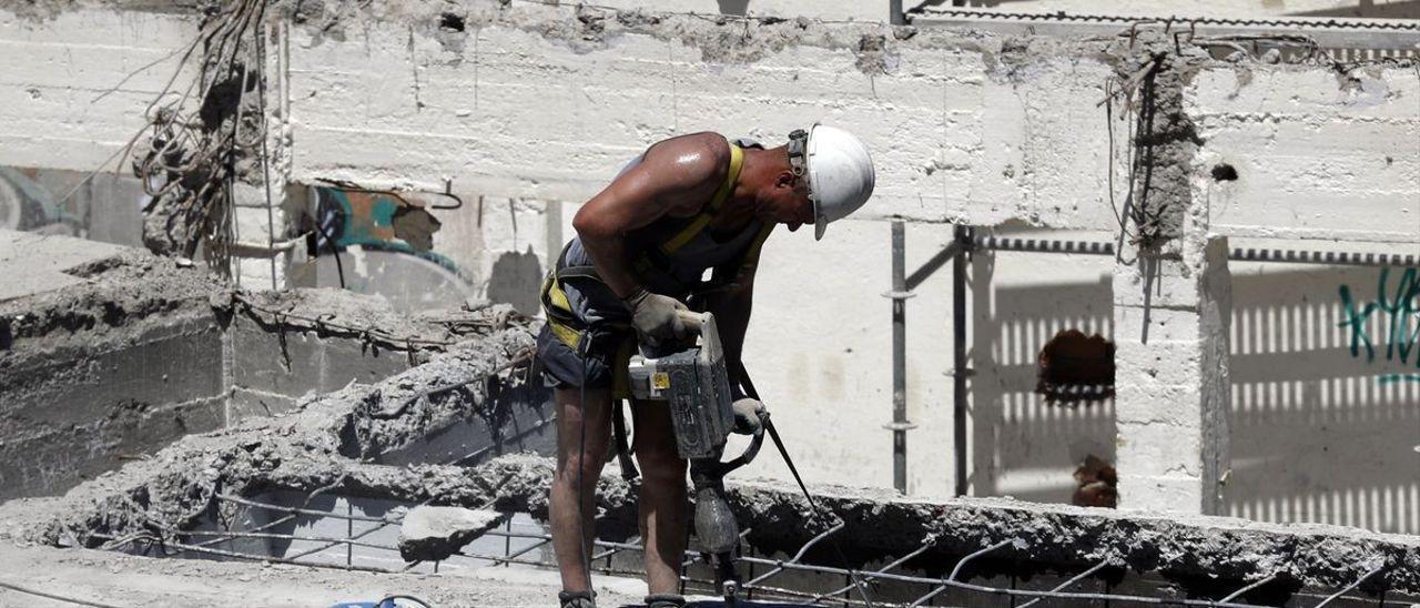 Un trabajador del sector de la construcción en plena faena.