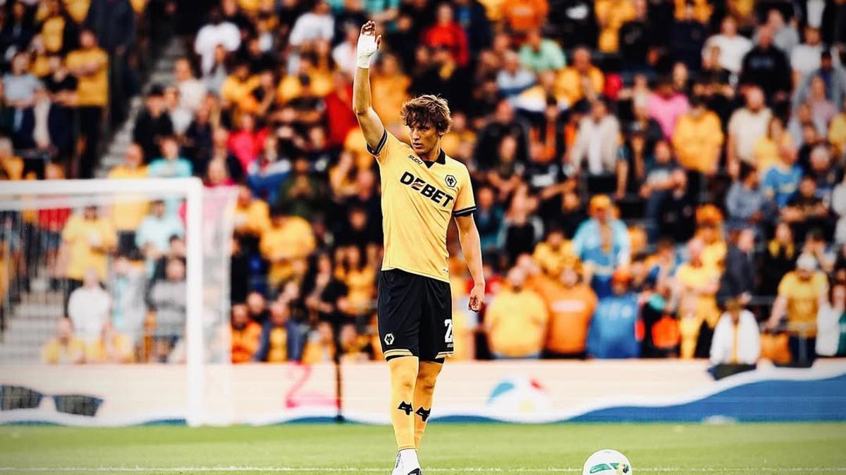 Fer López, en uno de los partidos que ha disputado esta temporada con el Wolverhampton