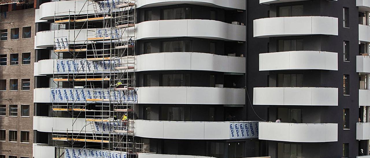 Construcción de un edificio de Habitat en el PAI de Malilla. | GERMÁN CABALLERO