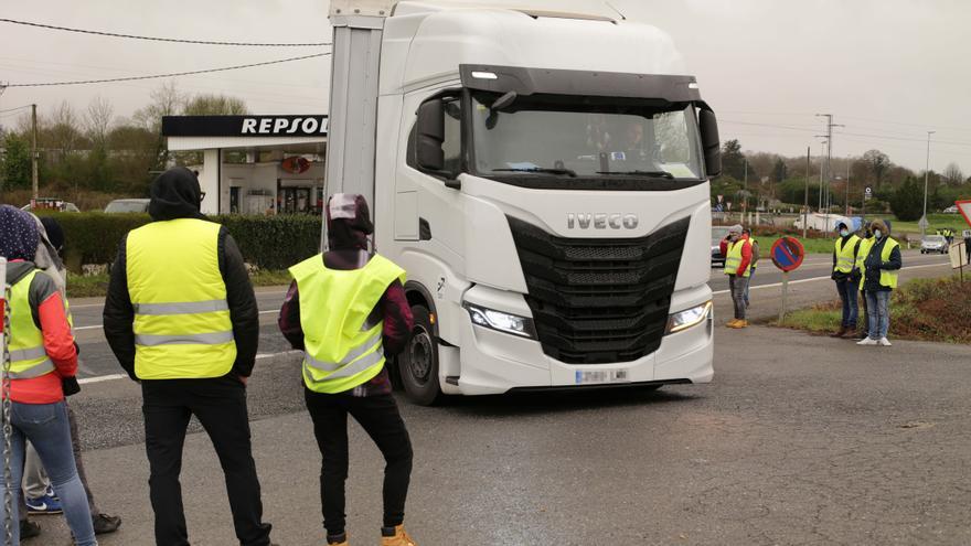 Un camionero afectado por la huelga de transportes: «Los cristales rotos me dañaron la córnea»