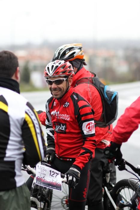 Unos 170 participantes desafiaron al mal tiempo para tomar la salida en la edición 2016 de la Ruta BTT do Cocido