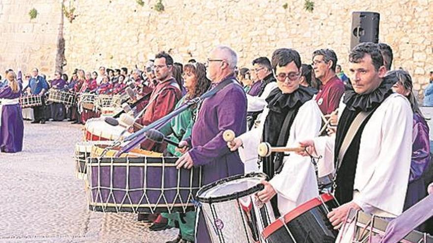 Peñíscola vibra con el estruendo de los bombos y tambores