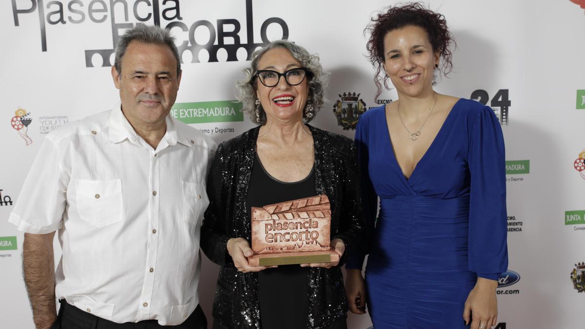 La actriz Luisa Gavasa posa entre los directores del festival Plasencia Encorto, José Luis Muñoz y Natalia Pérez.