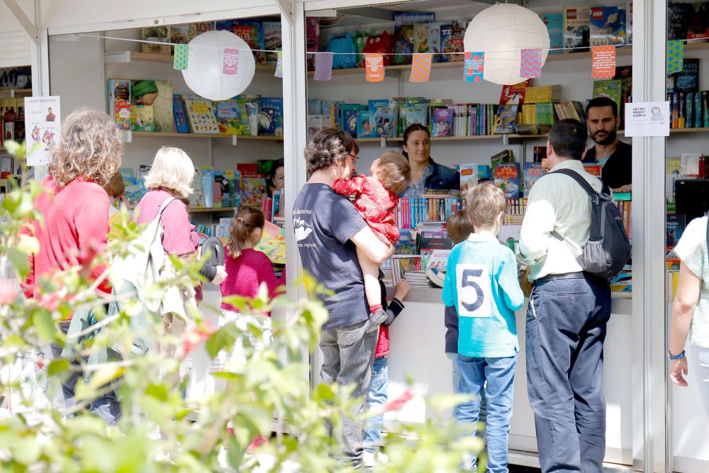 Último día de la 53.ª Feria del Libro de València celebrada en los jardines de Viveros.