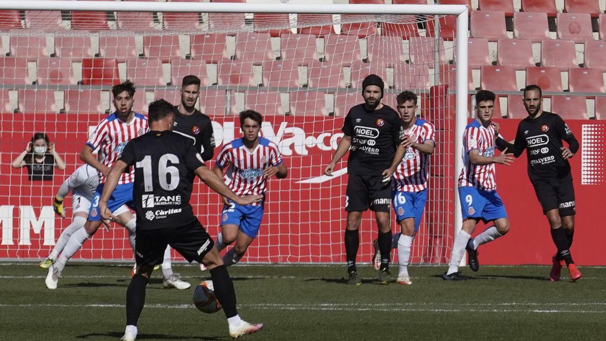 Una acció del partit de Lliga disputat a Montilivi i que acabar amb triomf olotí per 0-1. | MARC MARTÍ