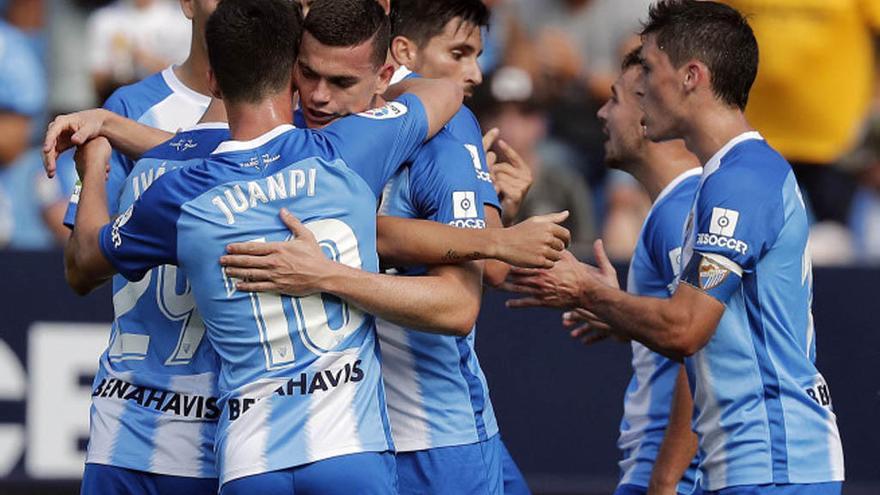 Los jugadores del Málaga CF celebran el gol de Jack Harper ante el Rayo Majadahonda, el pasado domingo en La Rosaleda.