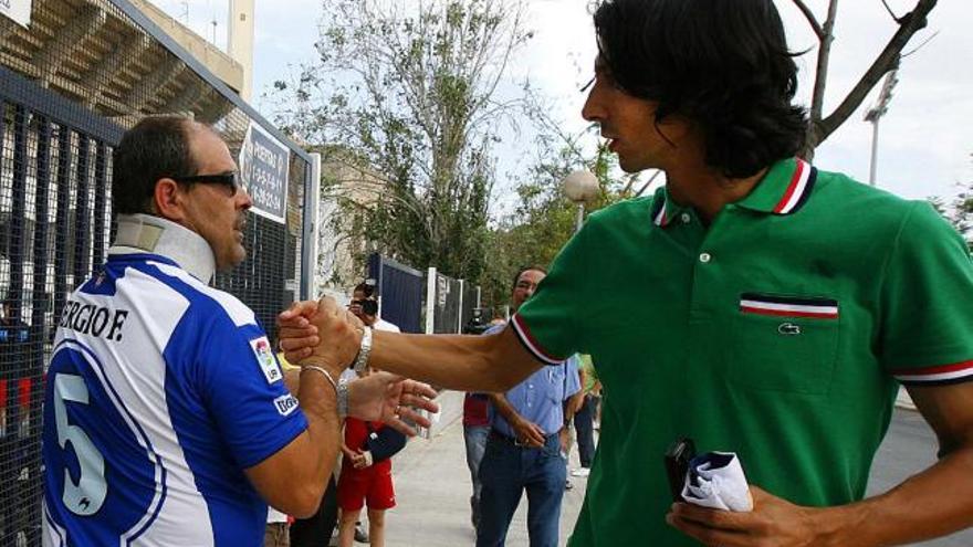 Sergio Fernández saluda cariñosamente a un aficionado con su camiseta el día que el leonés anunció que se marchaba del Hércules.