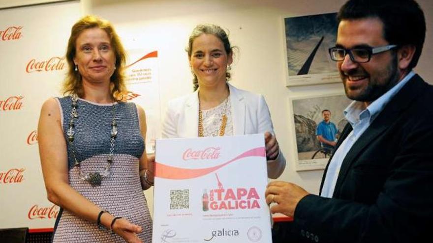 El jefe de Marketing de Coca Cola, Alberto García (derecha), junto a María Sande y Patricia Cuevas. / 13fotos