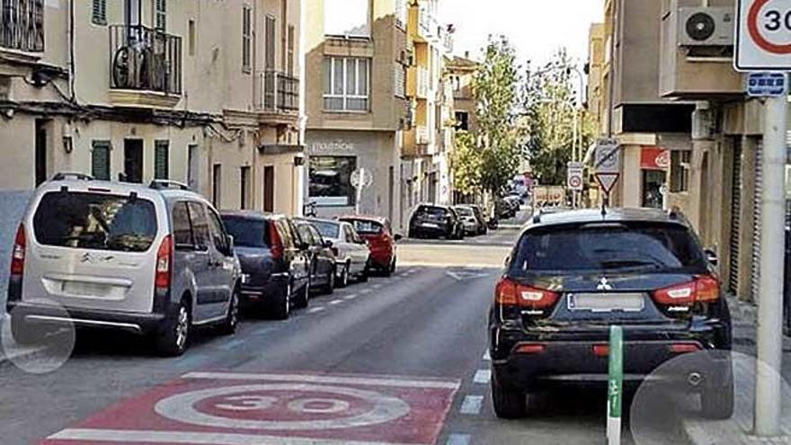 La PolicÃ­a Local sube a la red esta foto para hablar de limitar la velocidad y pasa por alto los coches en la acera.