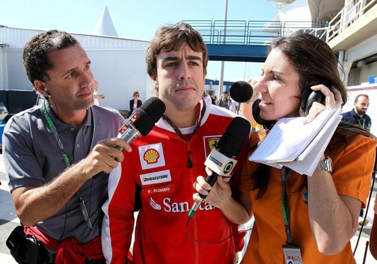 Fernando Alonso, amb dos periodistes, avui al circuit d’Interlagos, a Sao Paulo (Brasil). Fernando Alonso, amb dos periodistes, avui al circuit d’Interlagos, a Sao Paulo (Brasil).