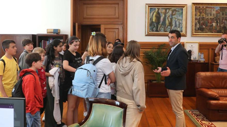 López, cos estudantes, no Pazo Provincial.