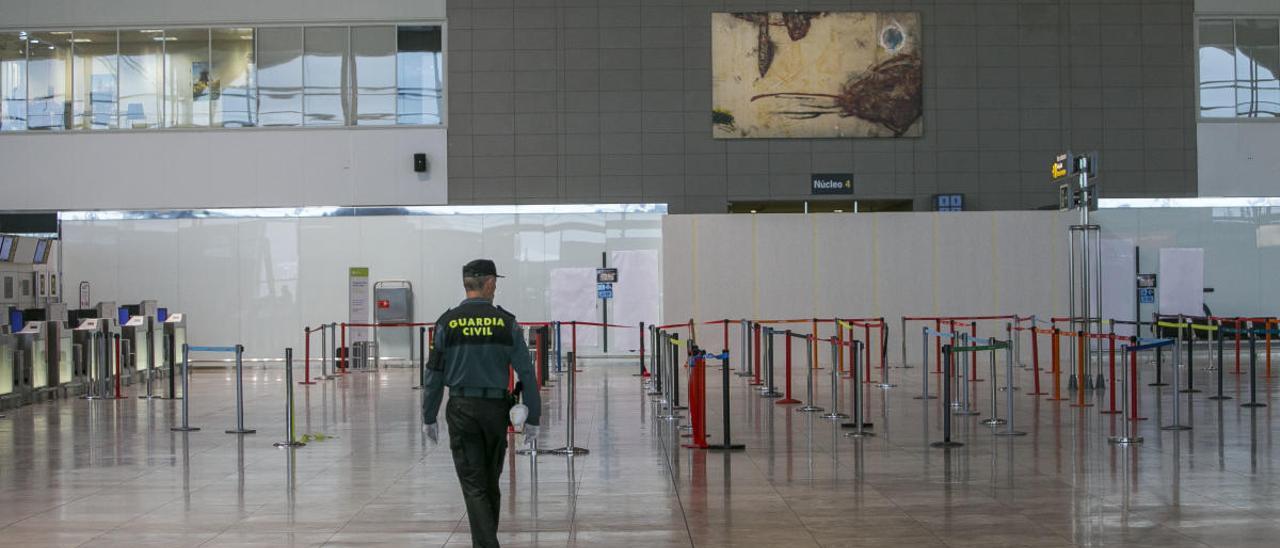 El Gobierno cierra el aeropuerto hasta el 15 de junio a todo tipo de vuelos de pasajeros extranjeros