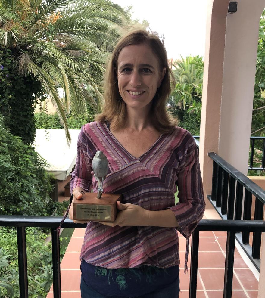 Esther Sebastián González con el trofeo del Premio Francisco Bernis de la SEO Birdlife