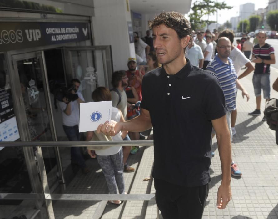 Colas en Riazor para renovar abonos del Deportivo