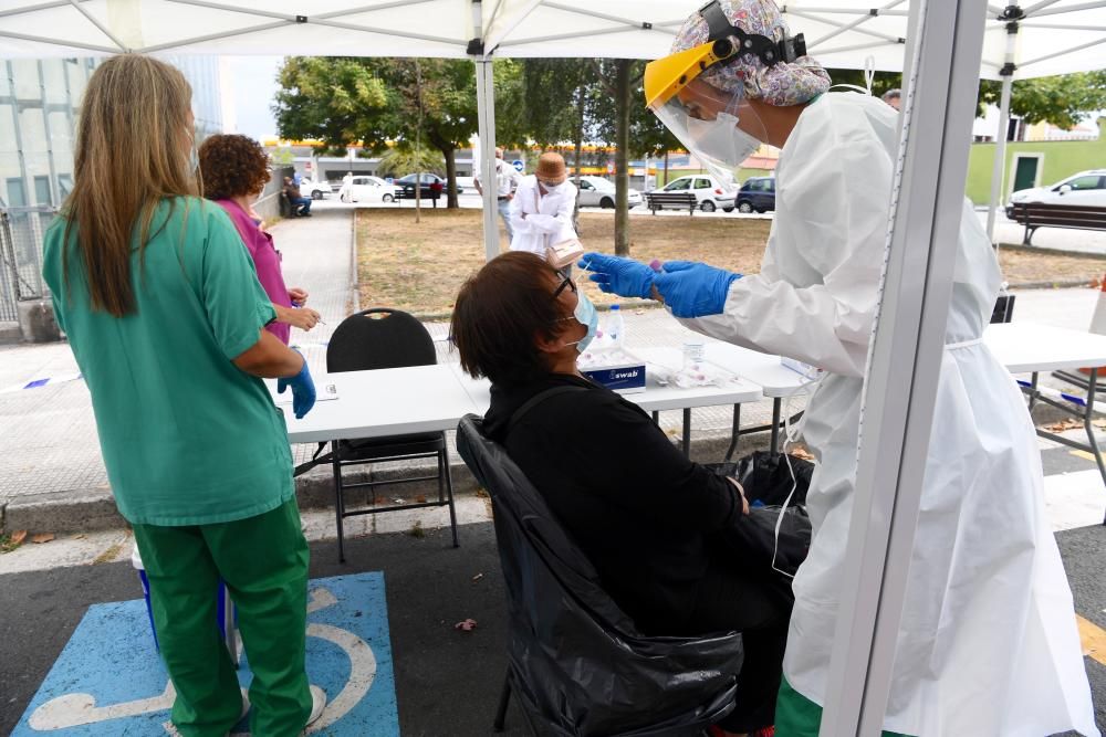 El área sanitaria de A Coruña y Cee instala un punto de 'autocovid' en la parte posterior del centro de salud de O Ventorrillo para facilitar la realización de pruebas PCR.