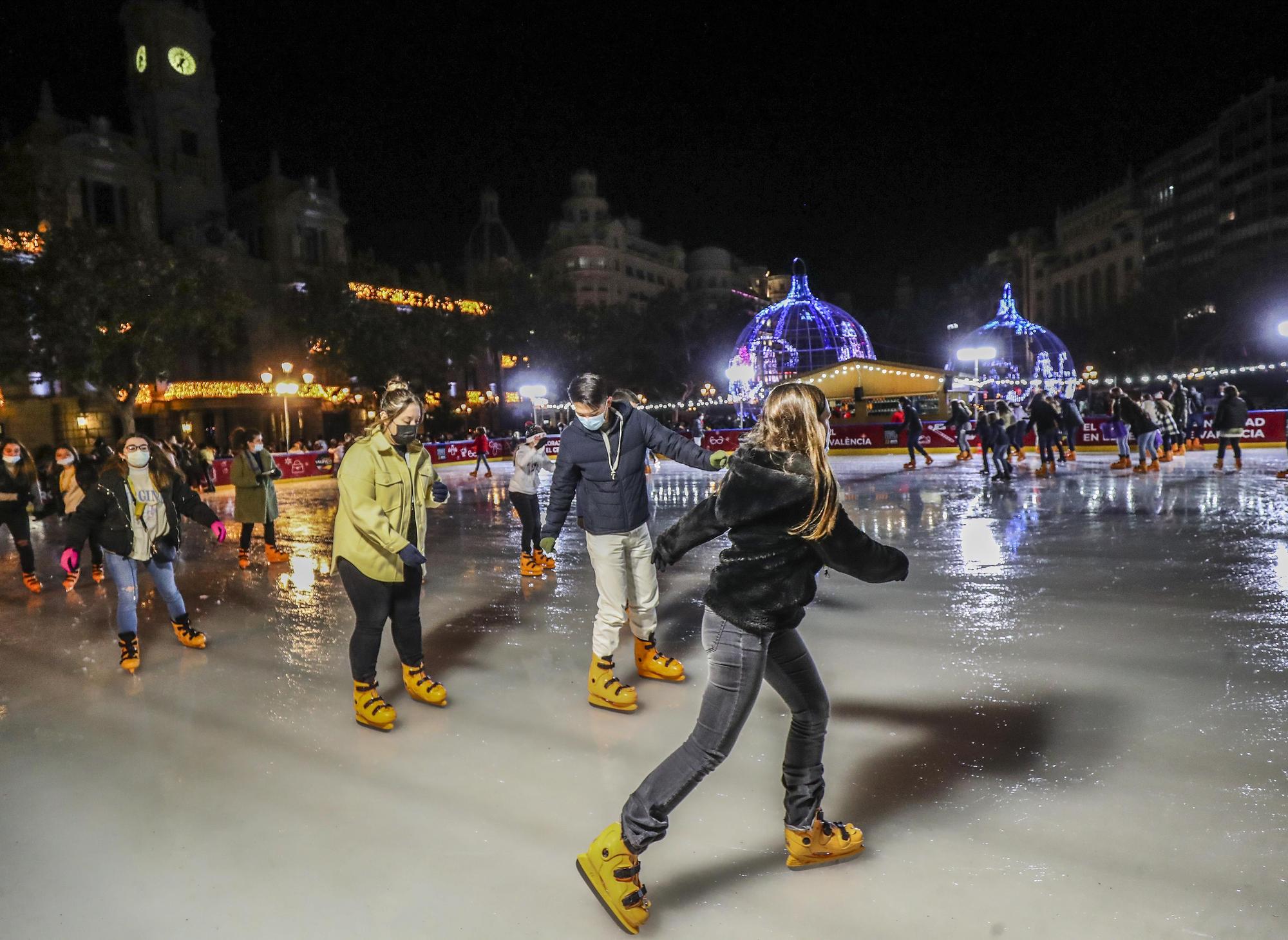 Pista de patinaje y luces de Navidad en la plaza del Ayuntamiento de València