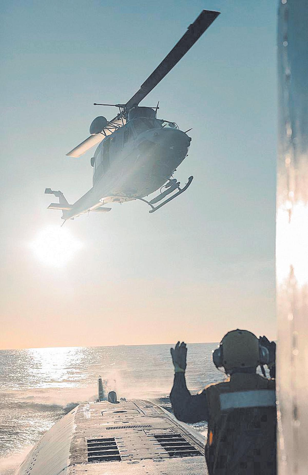 Un helicóptero de la Armada se aproxima al Tramontana para un ejercicio de evacuación de personal.