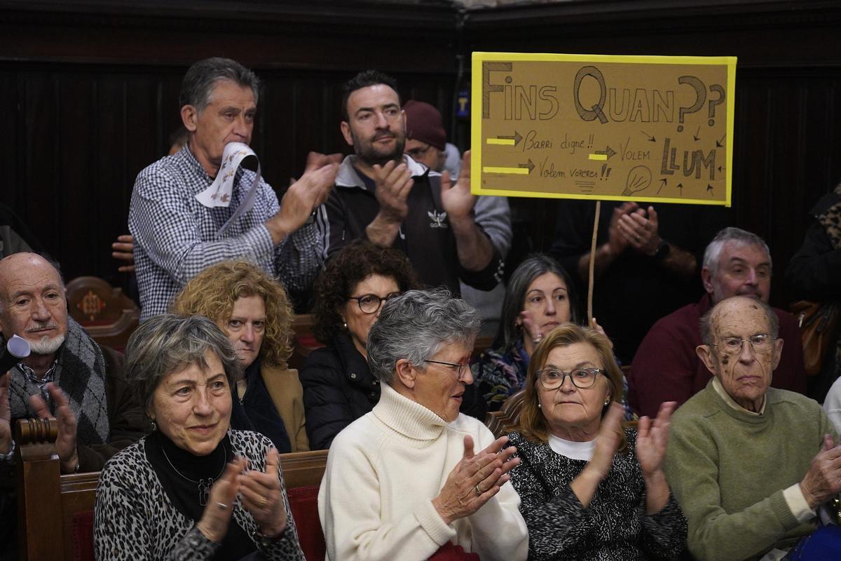 Les fotos de la protesta dels veïns de Torre Gironella davant de l'Ajuntament de Girona