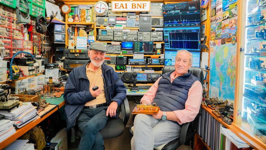 Los radioaficionados de Vigo conmemoran a los telegrafistas del Titanic estableciendo conexiones en código Morse