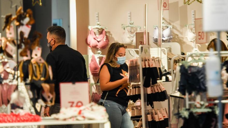 Comercios en la calle de Triana durante la campaña de Navidad y Reyes