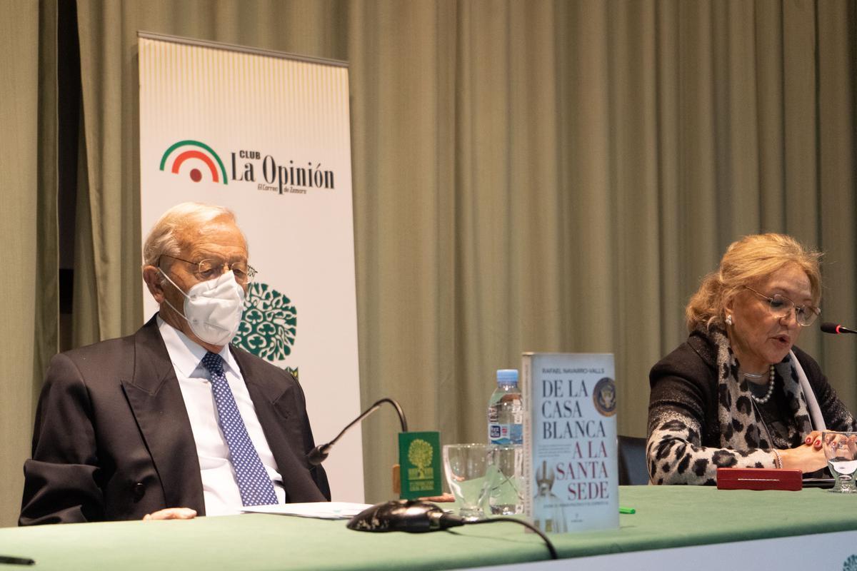 Rafael Navarro Valls, junto a Carmen Ferreras, durante su participación en el Club LA OPINIÓN-EL CORREO DE ZAMORA