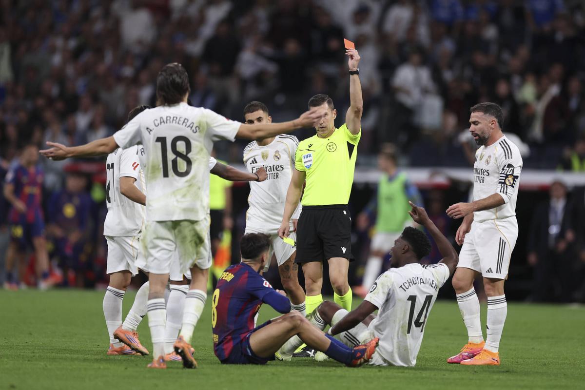 César Soto Grado expulsa a Pedri en el Madrid-Barcelona del Bernabéu.