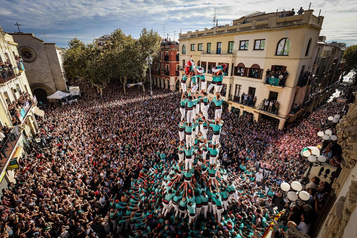 Vídeo | Els Castellers de Vilafranca tornen a fer història: carreguen un inèdit 9 de 9 amb folre