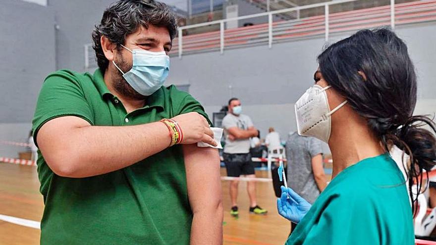 Miras recibe en Lorca la segunda vacuna contra la covid | CARM