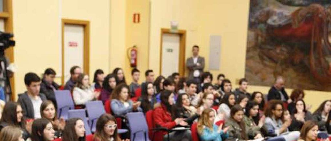 Asistentes a un acto para preuniversitarios en la Escuela Politécnica de Ingeniería de Gijón.