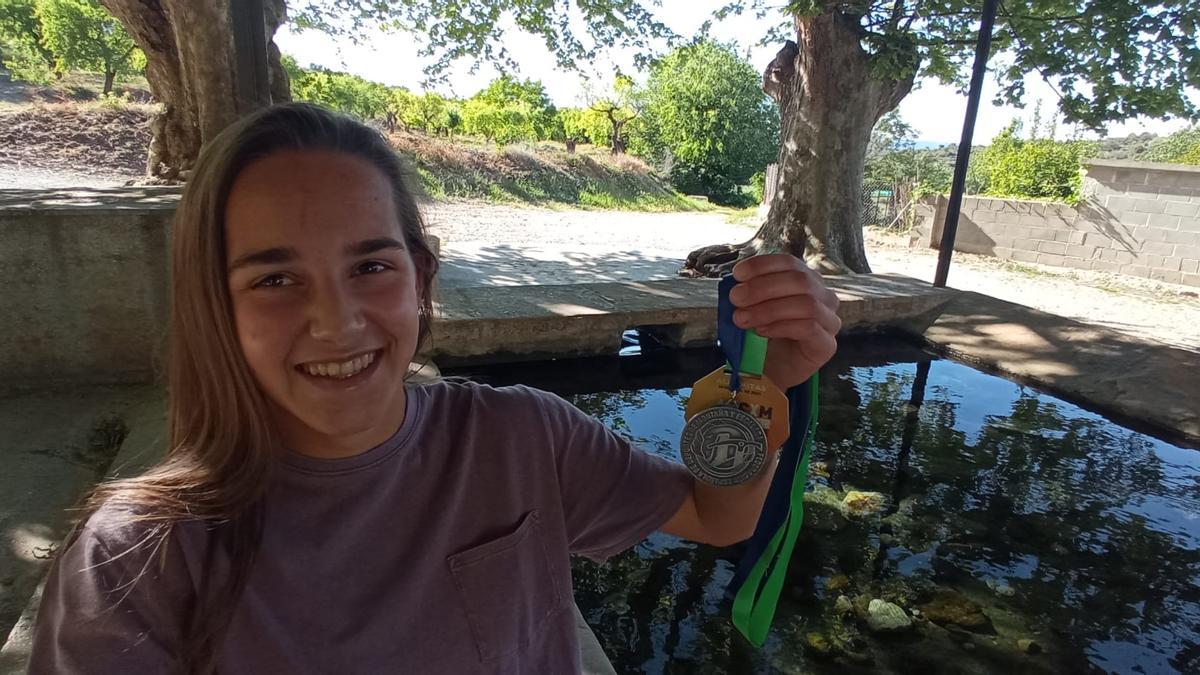 ‘Carro’ sonriente muestra sus trofeos en el lavadero de Estadilla.