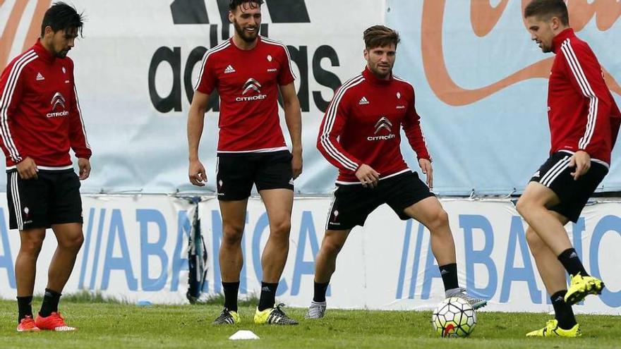 Nolito, Sergi Gómez, Carles Planas y Andreu Fontás, durante un entrenamiento en A Madroa. // Marta G.Brea