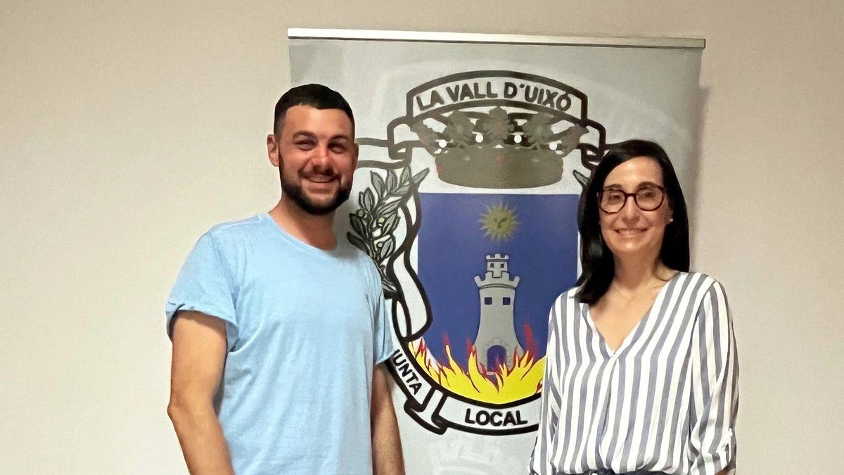 Lluís Ambou, nuevo presidente de la Junta Local Fallera de la Vall d'Uixó, junto a su antecesora en el cargo, Sheila Segarra.