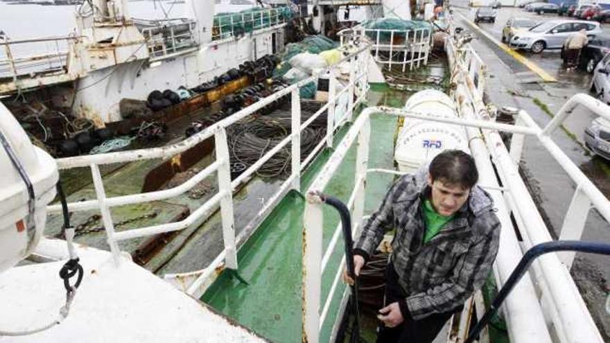 Un arrastrero congelador se prepara para zarpar hacia NAFO desde un puerto gallego. / marta g. brea