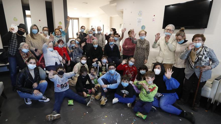 El encuentro de niños y mayores más emocionante en Vigo: “¿Quiénes son Pokémon y Pocoyó?”