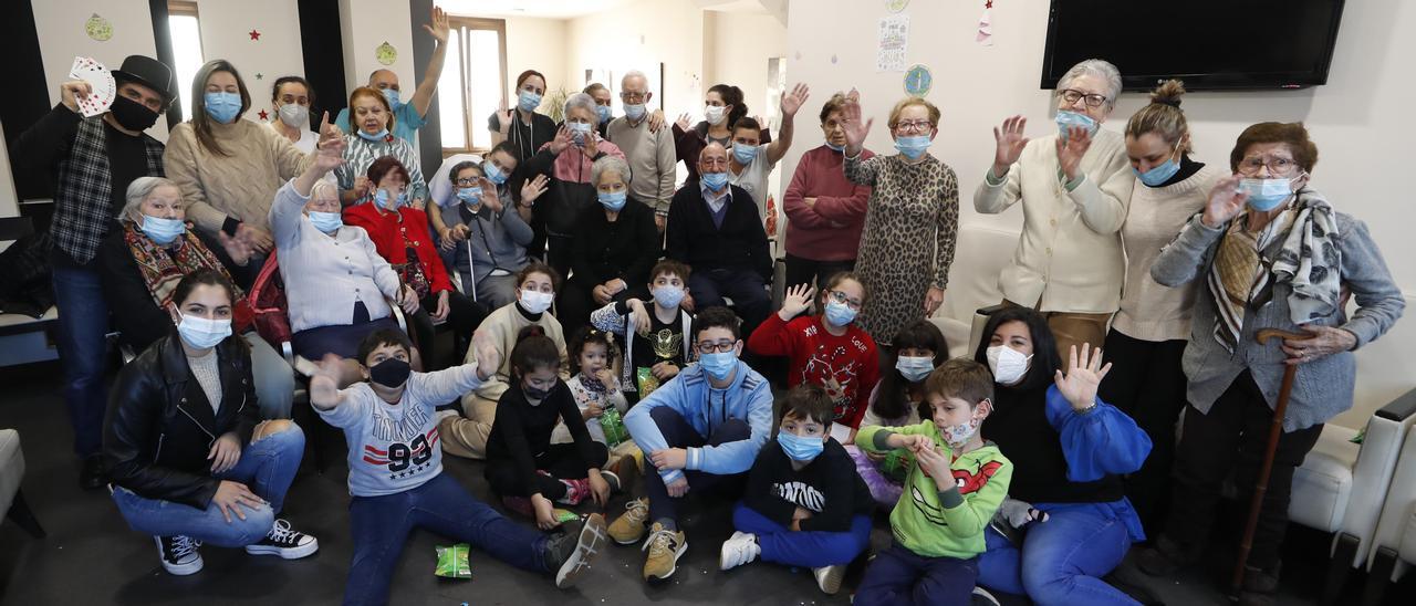 Los participantes en el encuentro intergeneracional entre mayores y niños en el centro de día Xoaniña, en Beade.