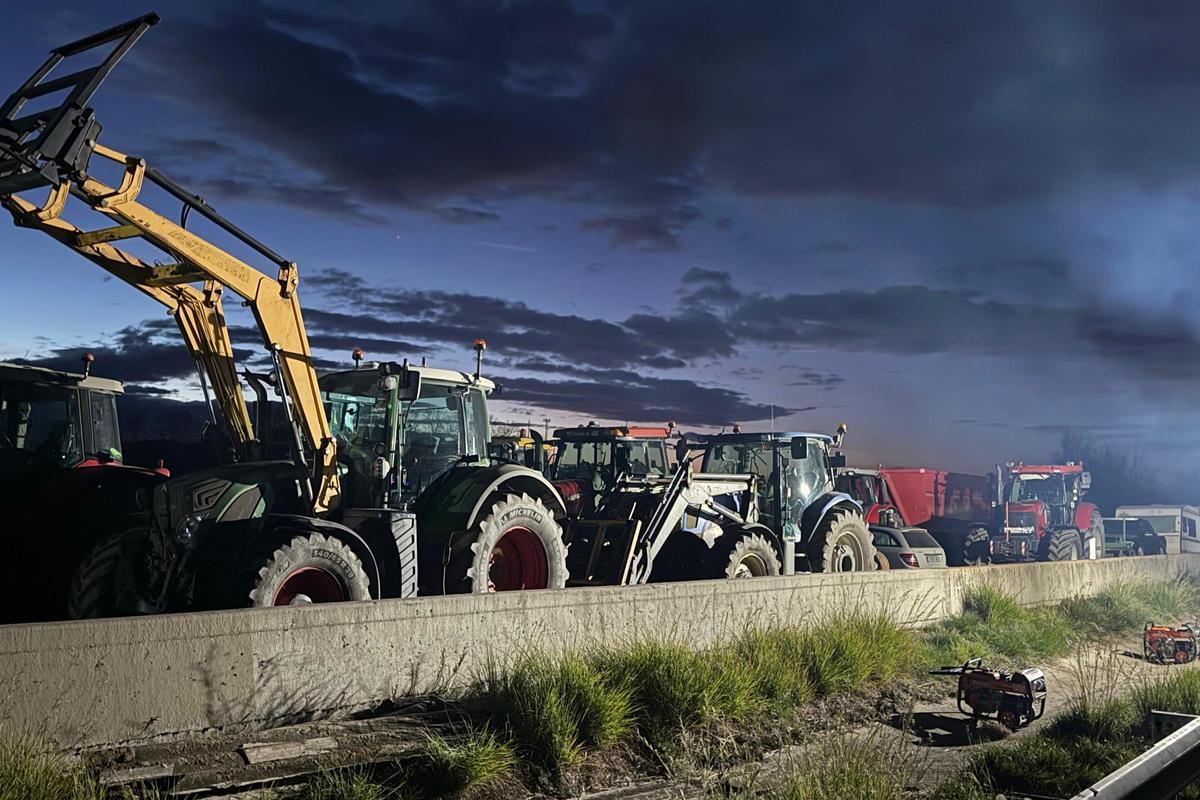 Les fotos del tall dels pagesos a l'AP-7 i l'N-II a l'Empordà