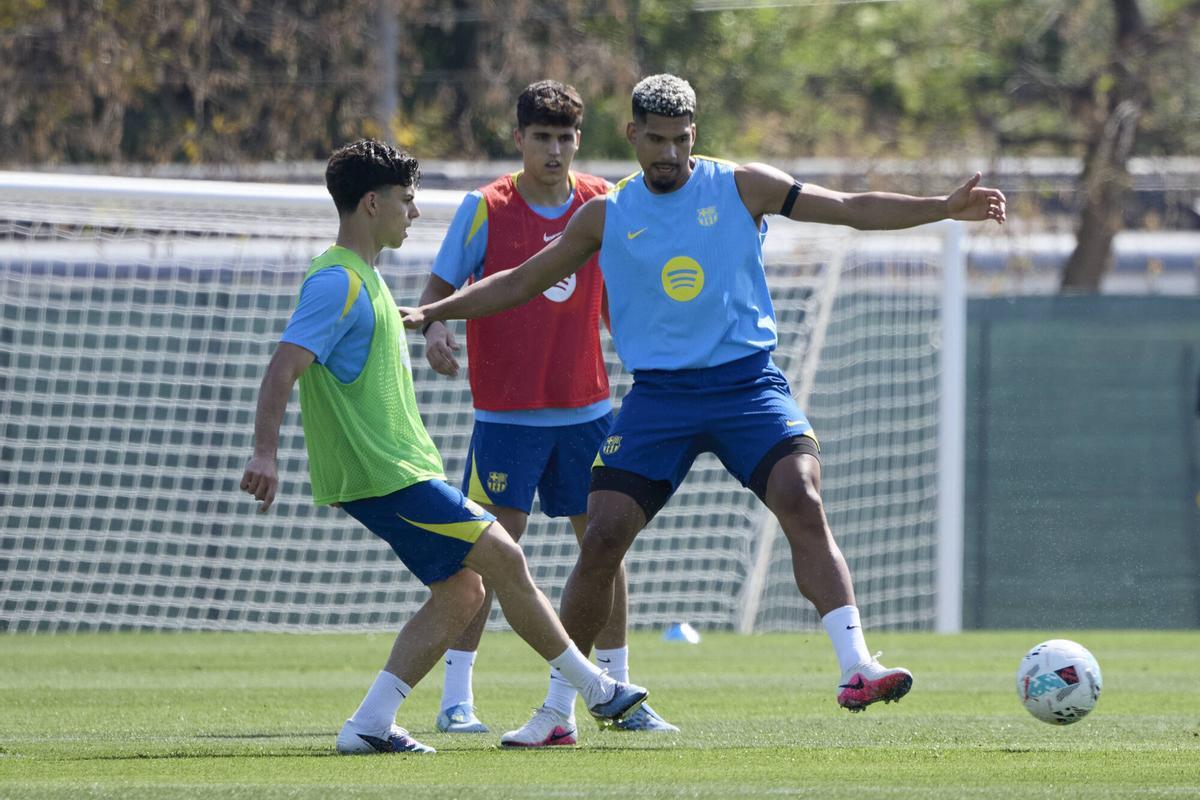 Frenkie de Jong en el centro de un rondo.
