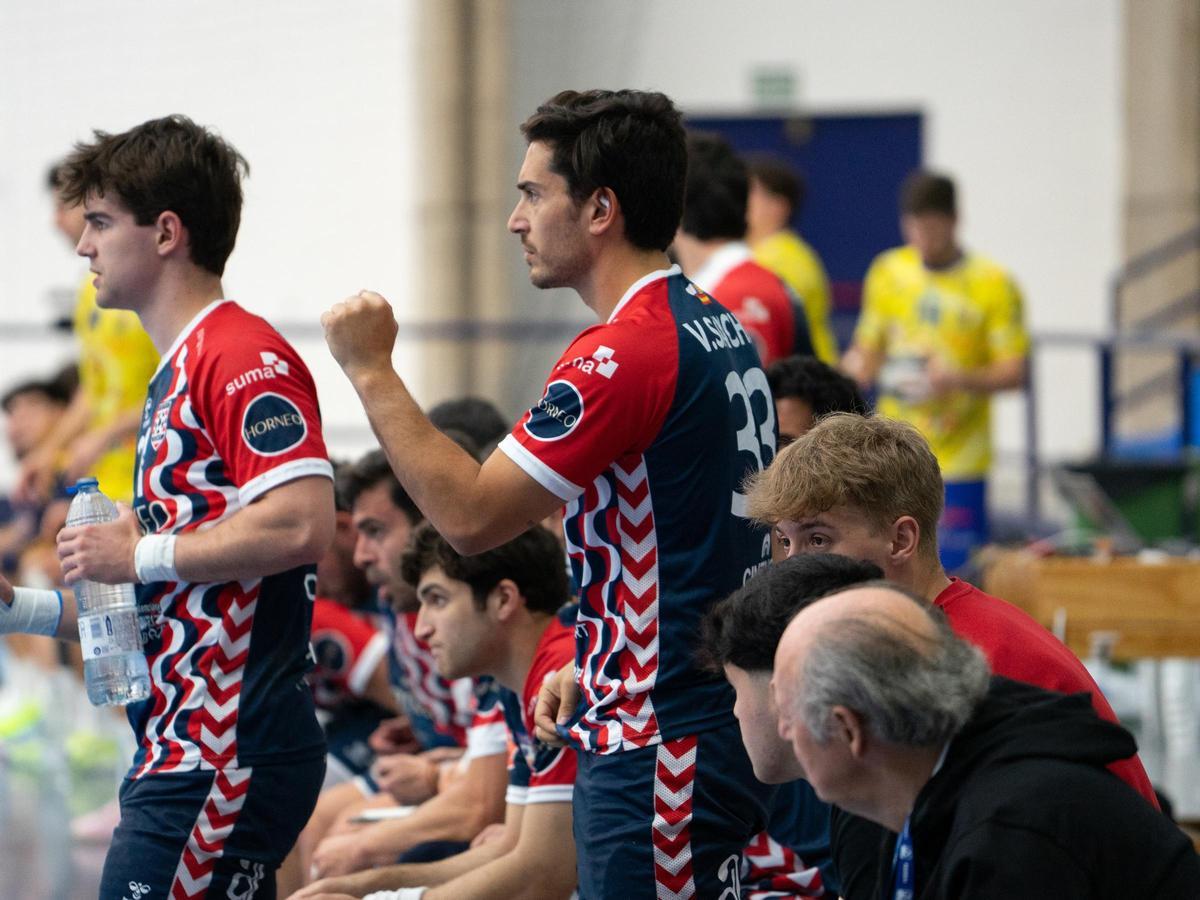 Vicente Sancho festeja desde el banquillo una de las intervenciones del guardameta Roberto Domenech.