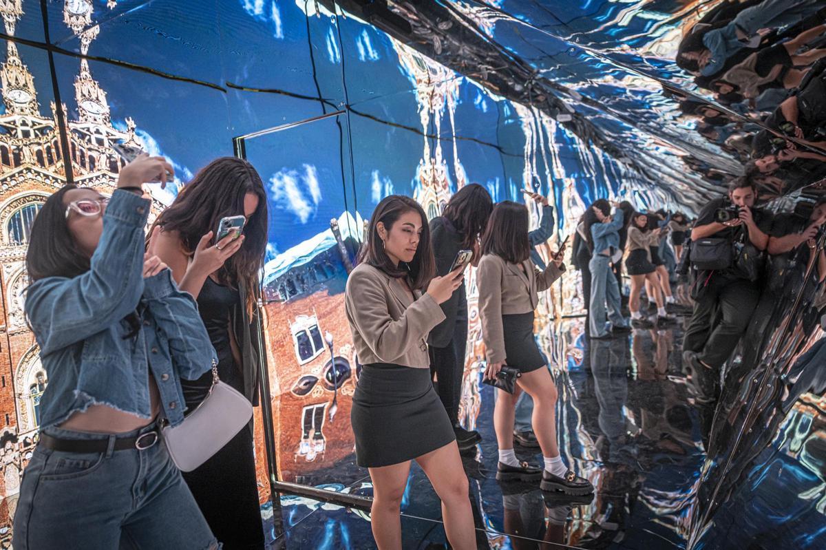 Varias chicas disfrutan de la experiencia inmersiva de Andrei Warren, en la 32ª 080 Barcelona Fashion.