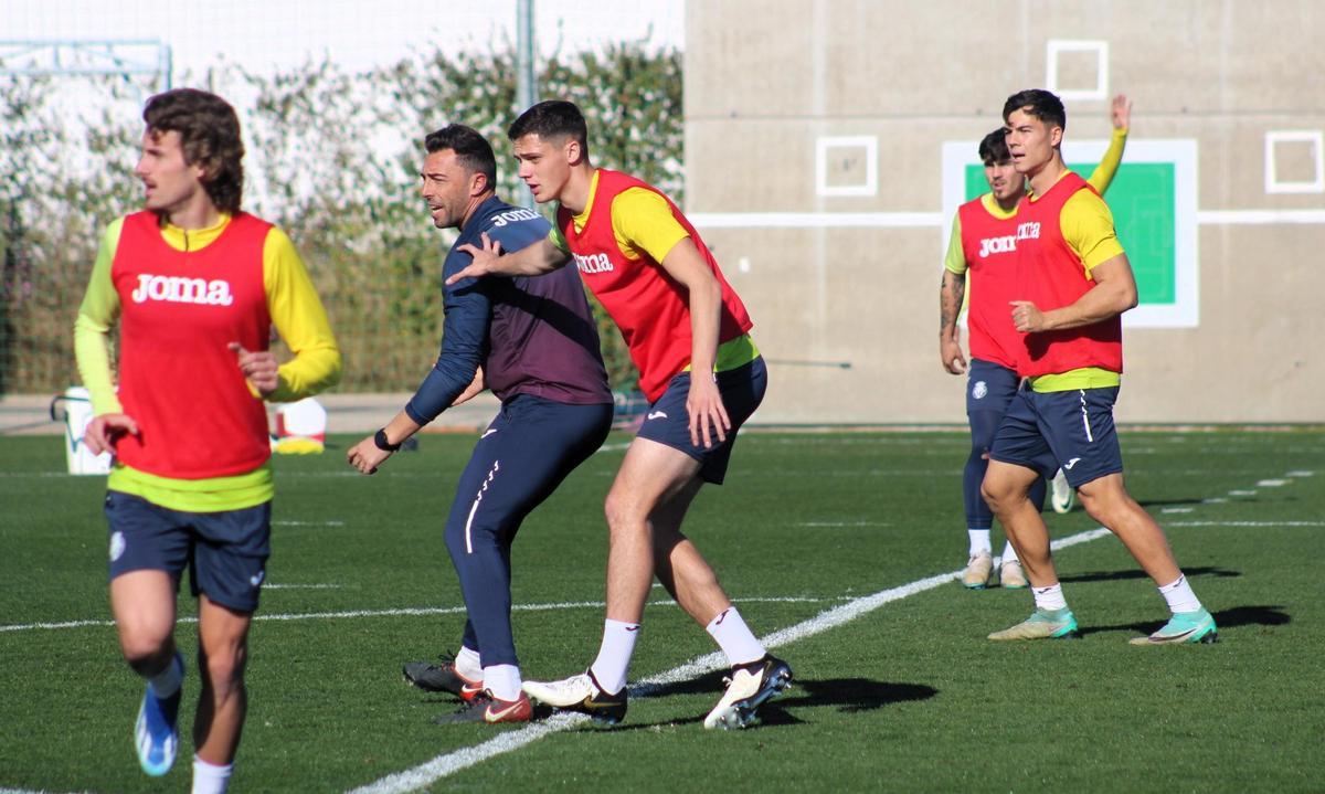 David Cifuentes, en el centro de la imagen colaborando a las tareas de sincronizar la defensa.