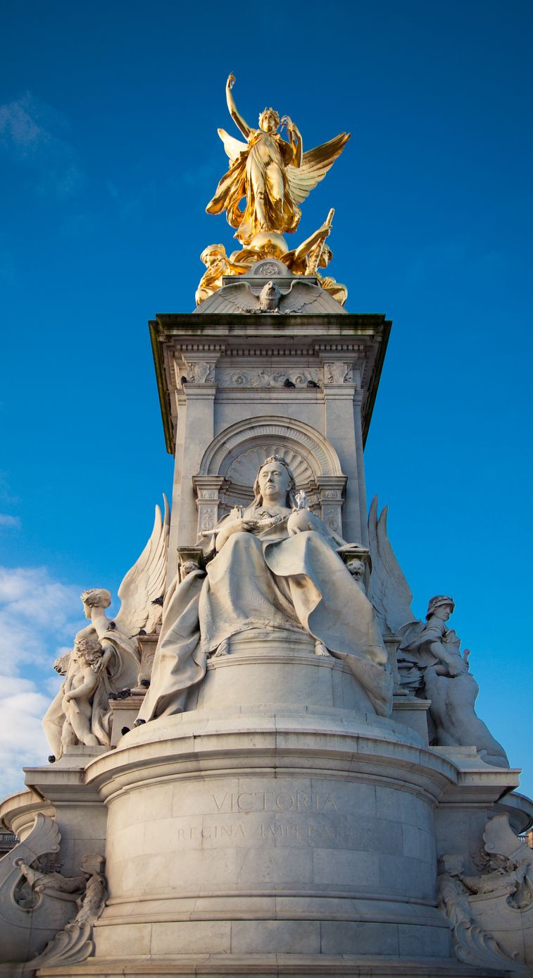 El Victofria Memorial está justo delante del Buckingham Palace.