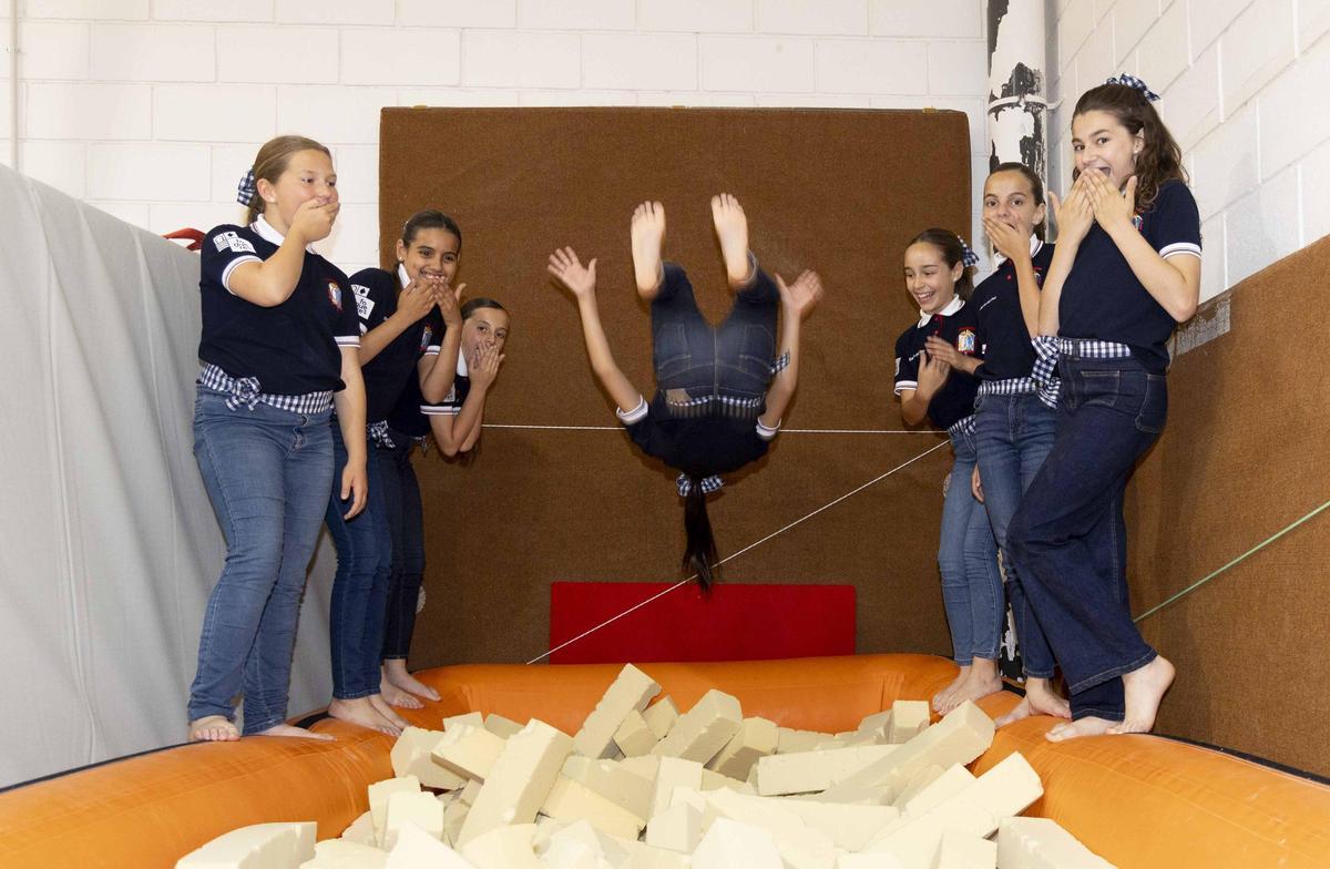 La Bellea del Foc infantil y sus damas de honor se atreven con la gimnasia deportiva