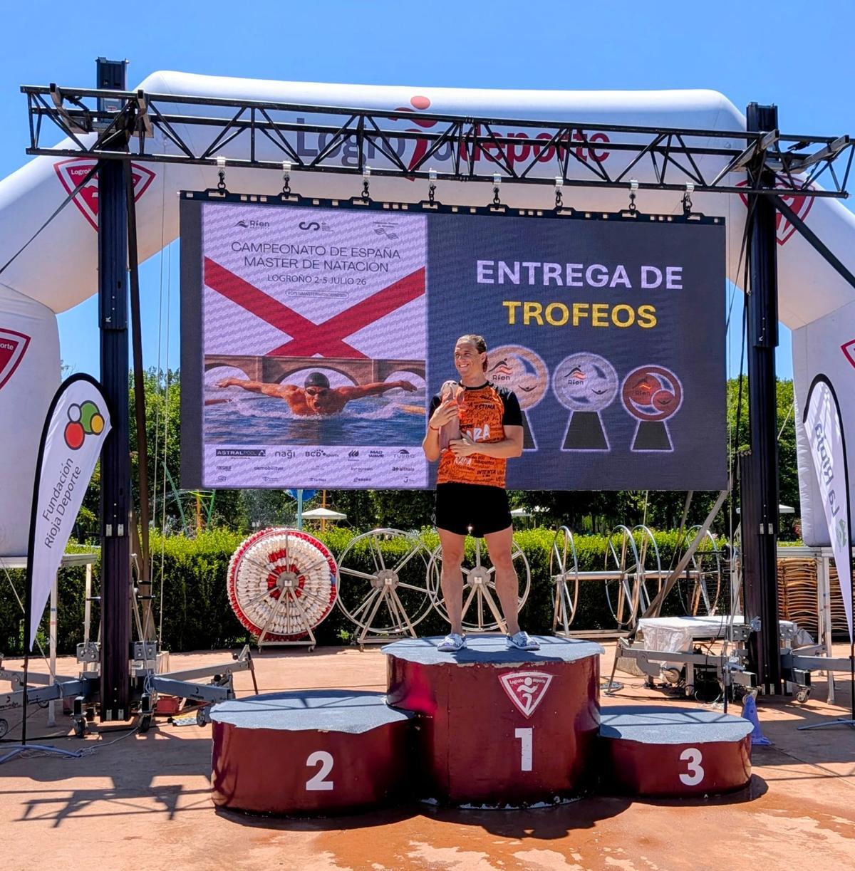 Un nadador del CN La Costera en lo alto del podio en el Campeonato de España Máster de Natación, en Logroño.