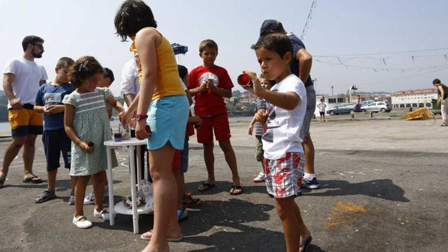 Un grupo de niños, ayer, durante los juegos programados en la explanada del muelle de Luanco.