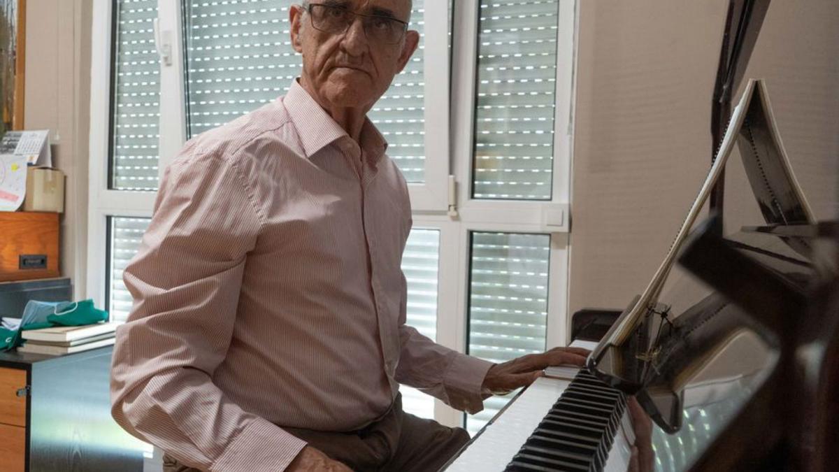 Miguel Manzano toca el piano en su casa. | J.L.F.