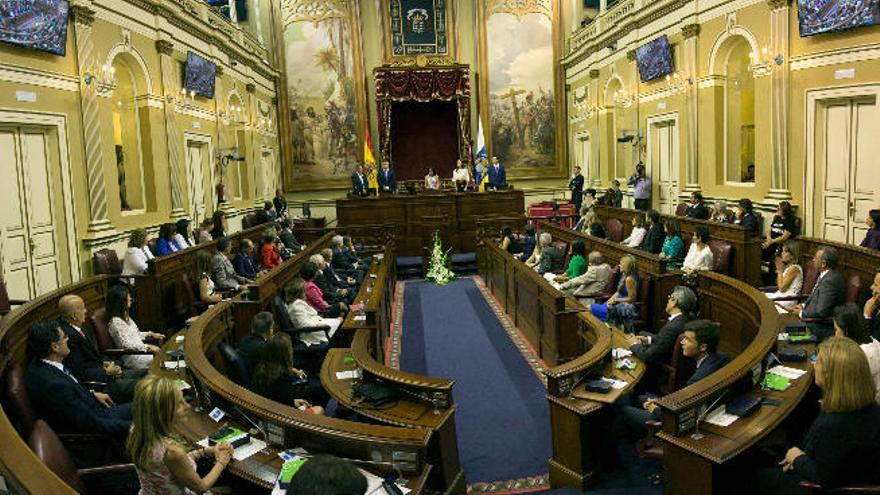 Once de los 60 diputados incluyen másteres en sus perfiles del Parlamento