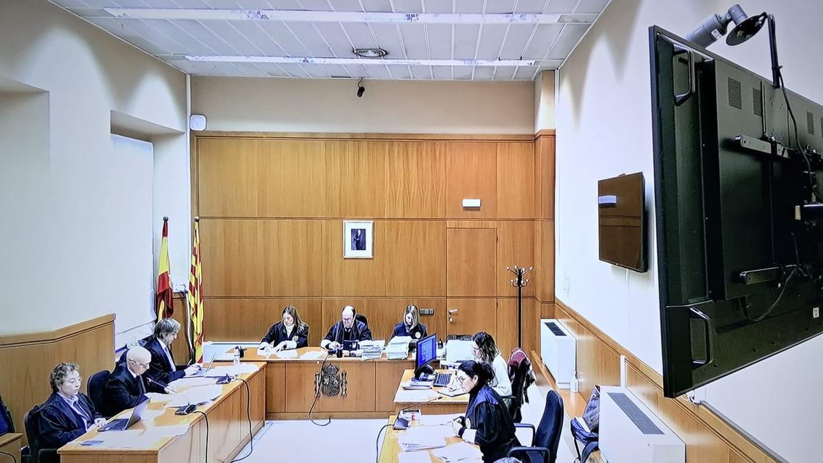 Juicio a tres acusados de asaltar con pistola una casa de Badalona para robar una plantación de marihuana y cobrarse una deuda de 3.000 euros. En la Audiencia de Barcelona el 9 de enero de 2024.